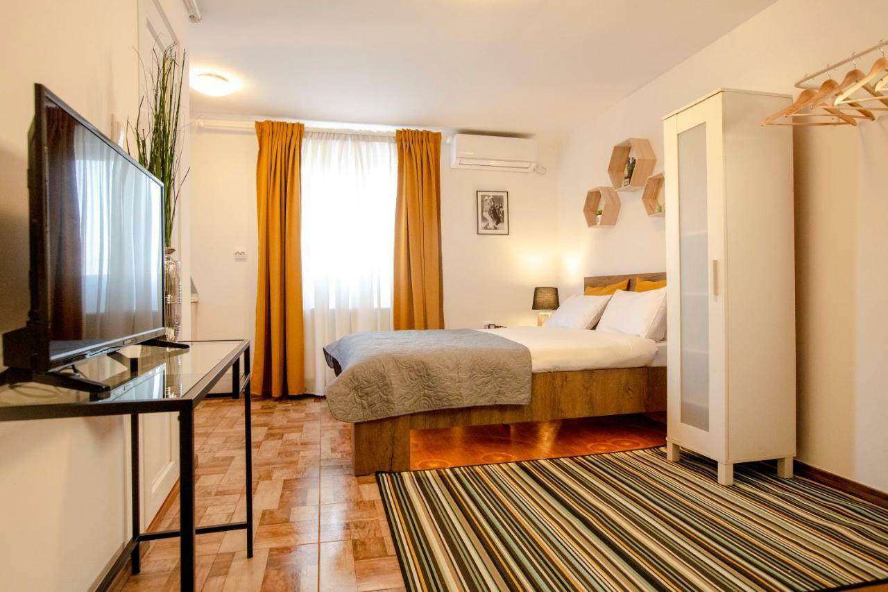 Color Apartments Downtown Bukares Bagian luar foto