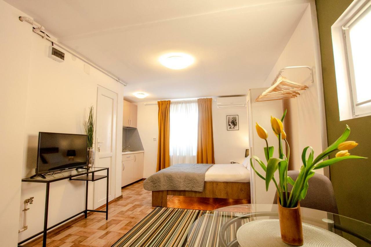 Color Apartments Downtown Bukares Bagian luar foto