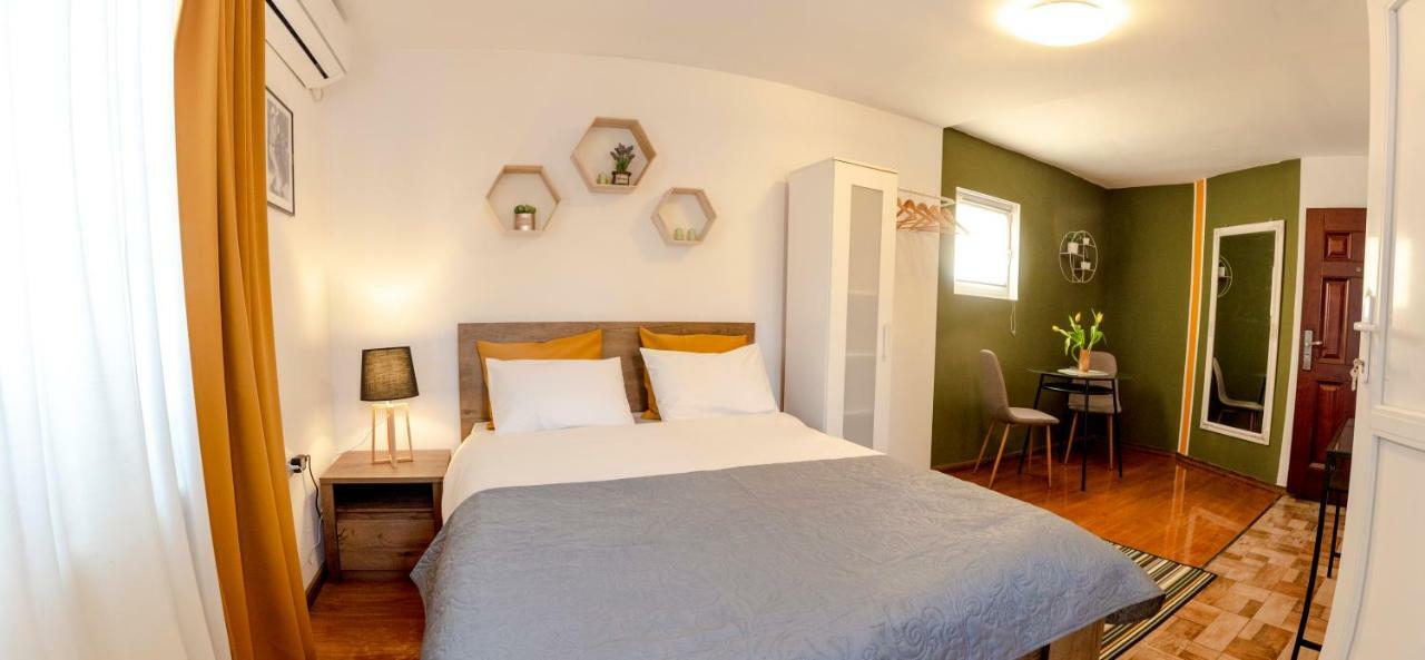 Color Apartments Downtown Bukares Bagian luar foto